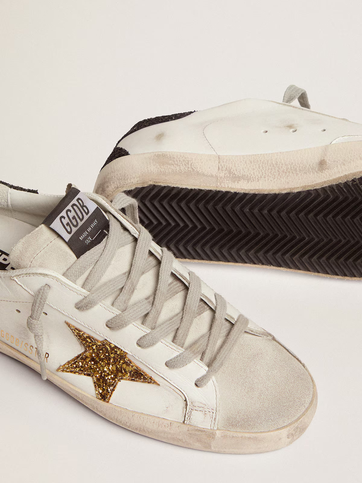 Golden Goose Sneakers Super-Star Donna in nappa con stella in glitter oro e talloncino in glitter nero