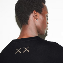 Carica l&#39;immagine nel visualizzatore di Gallery, KAWS x Uniqlo Long-Sleeve Sweatshirt Black