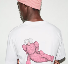 Carica l&#39;immagine nel visualizzatore di Gallery, KAWS x Uniqlo Graphic T-Shirt White Pink