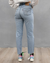 Load image into Gallery viewer, LEVI&#39;S 501 Woman Jeans Revisited Light Blue Washed