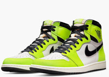 Carica l&#39;immagine nel visualizzatore di Gallery, Nike Air Jordan 1 Retro High OG Visionaire Volt